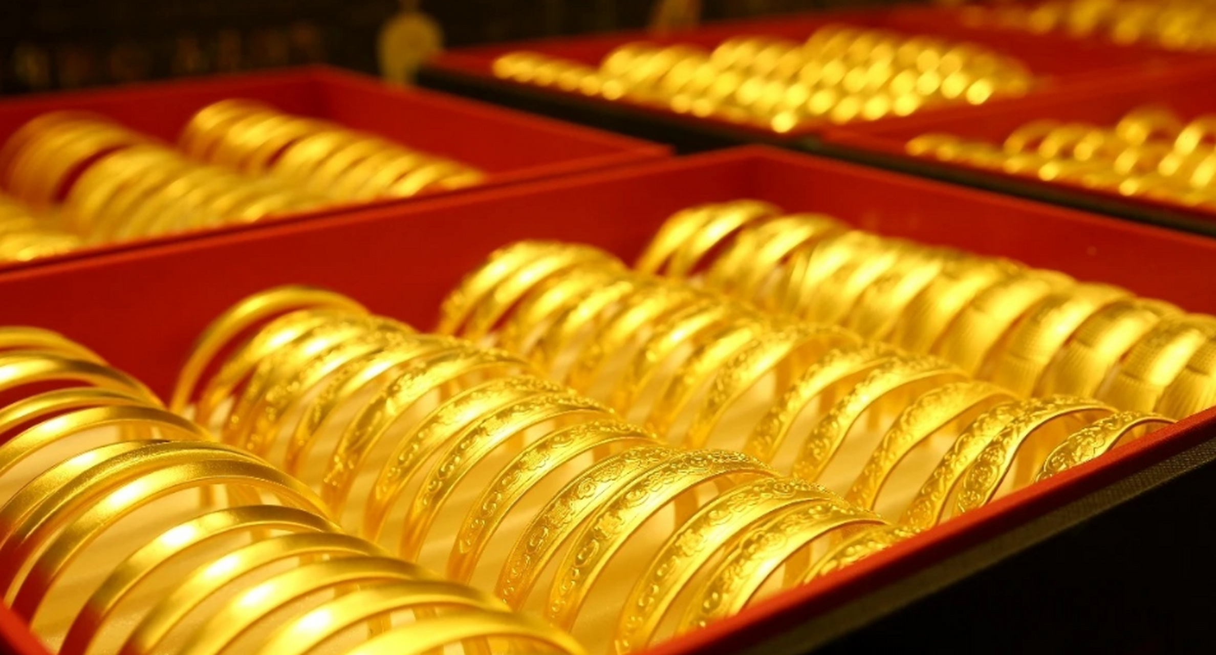 年前金价下跌年轻人再掀淘金热 黄金市场真是风水轮流转，以前觉得黄金土气，现在倒成