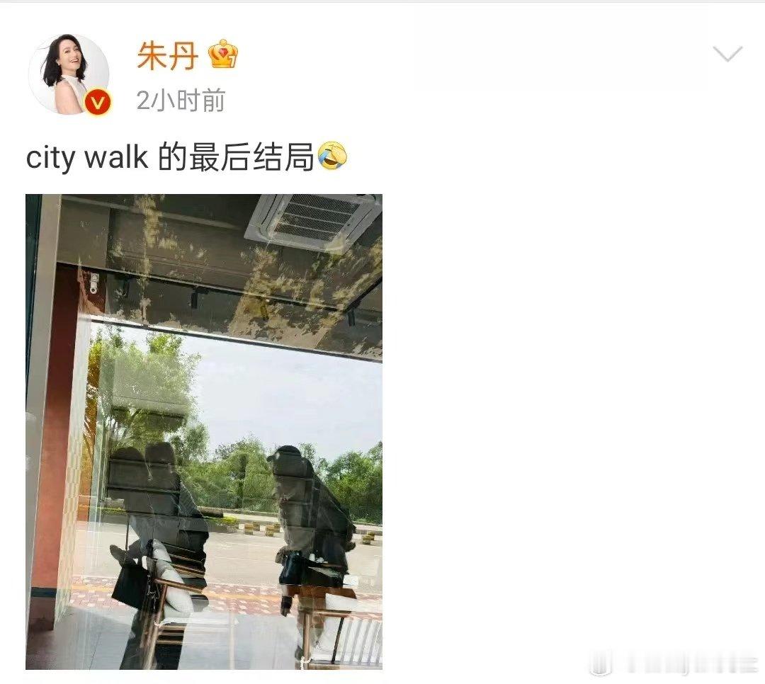 #朱丹一家四口同框照#朱丹一家四口同框照，朱丹抱着一个孩子，周一围背上背着一个，