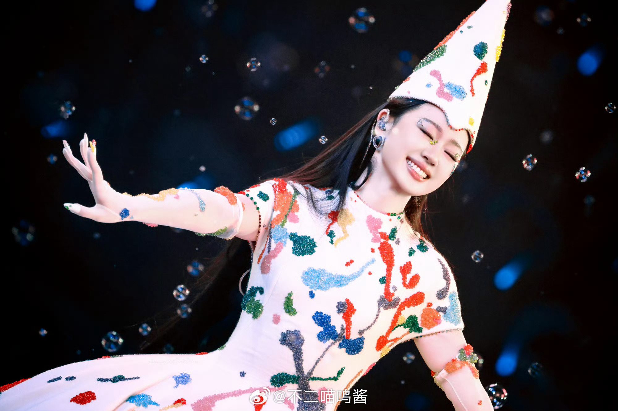 单依纯演唱会踢正步 裙子太长限制发挥，被迫原地踢正步，小蛋糕裙也太有画面感了 单