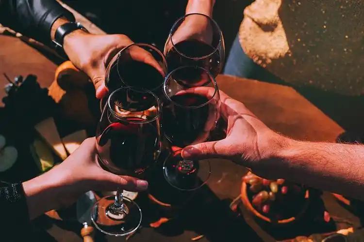 下联：邀对；
 下联：举酒敬高朋。

（图片来自网络）