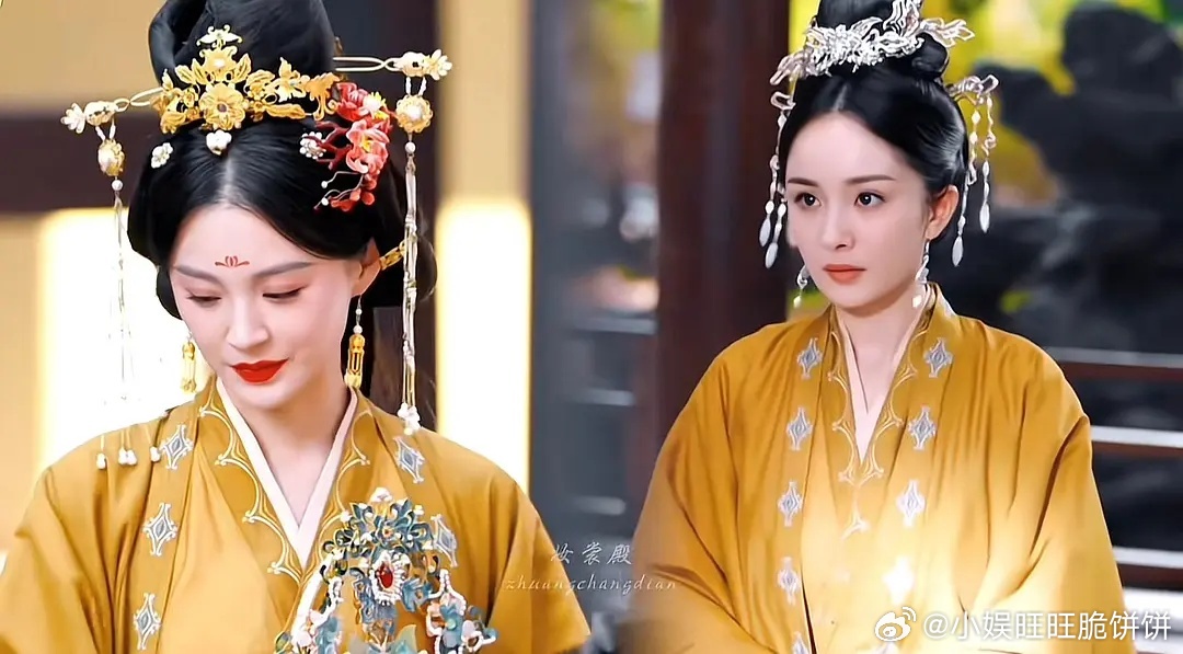 毛林林穿的这件衣服和杨幂的确定不是同一件嘛？也太像了～ ​​​