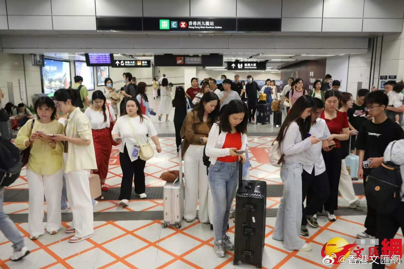 五一青岛栈桥人从众五一假期，青岛栈桥开启人从众模式，游客扎堆。全国景区水果也很相