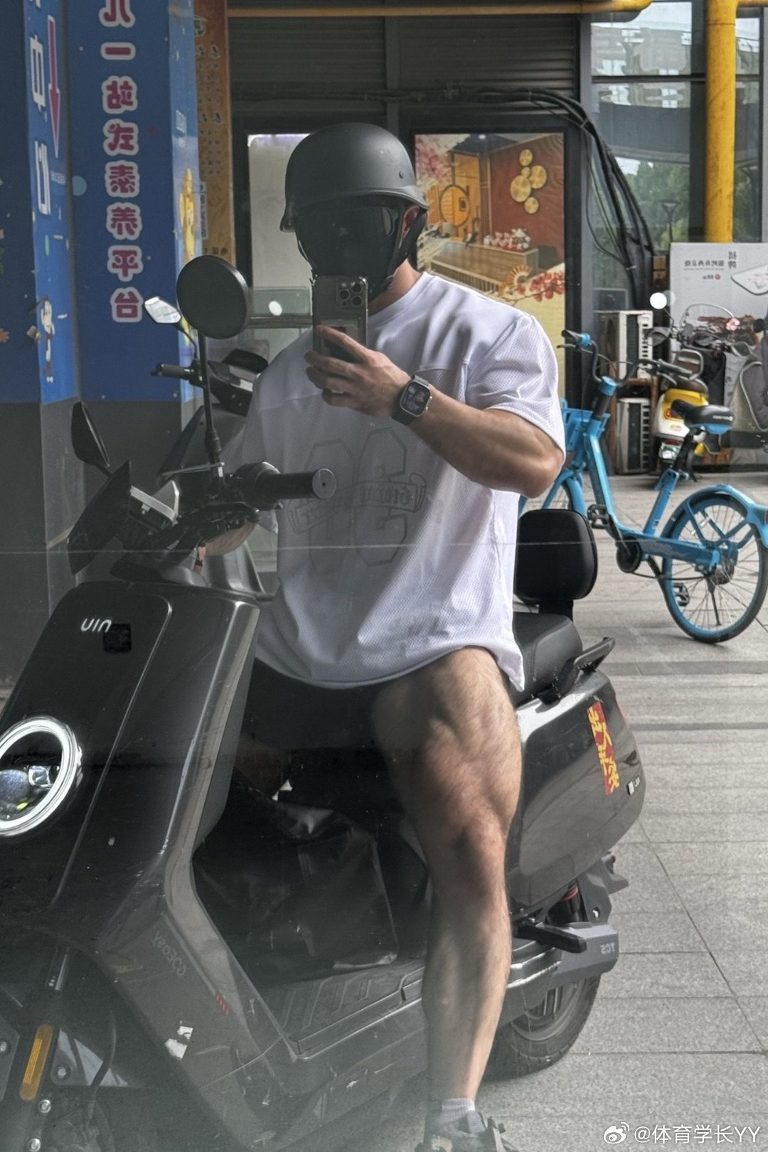强壮肌肉男安全感十足体育生