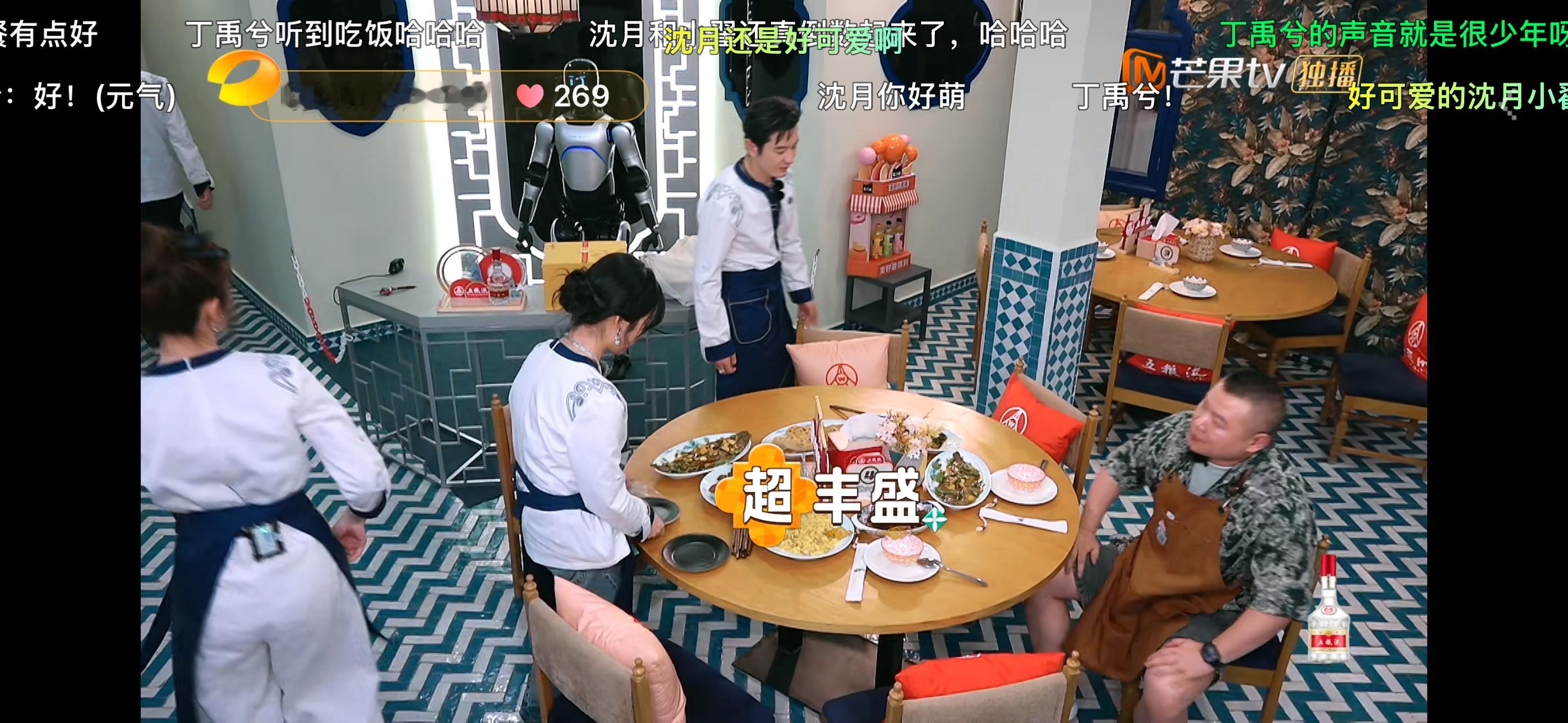 看电视不能吃东西太痛苦了刚回国就被成都41度的天打败躲在家里吹空调立刻感冒😷今