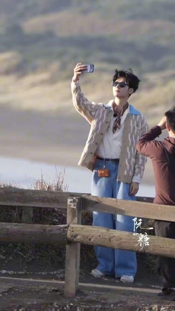 龚俊温柔风龚俊自拍中龚俊自拍中，龚俊温柔风穿搭尽显时尚品味，这个俊子小虎爪、龇小