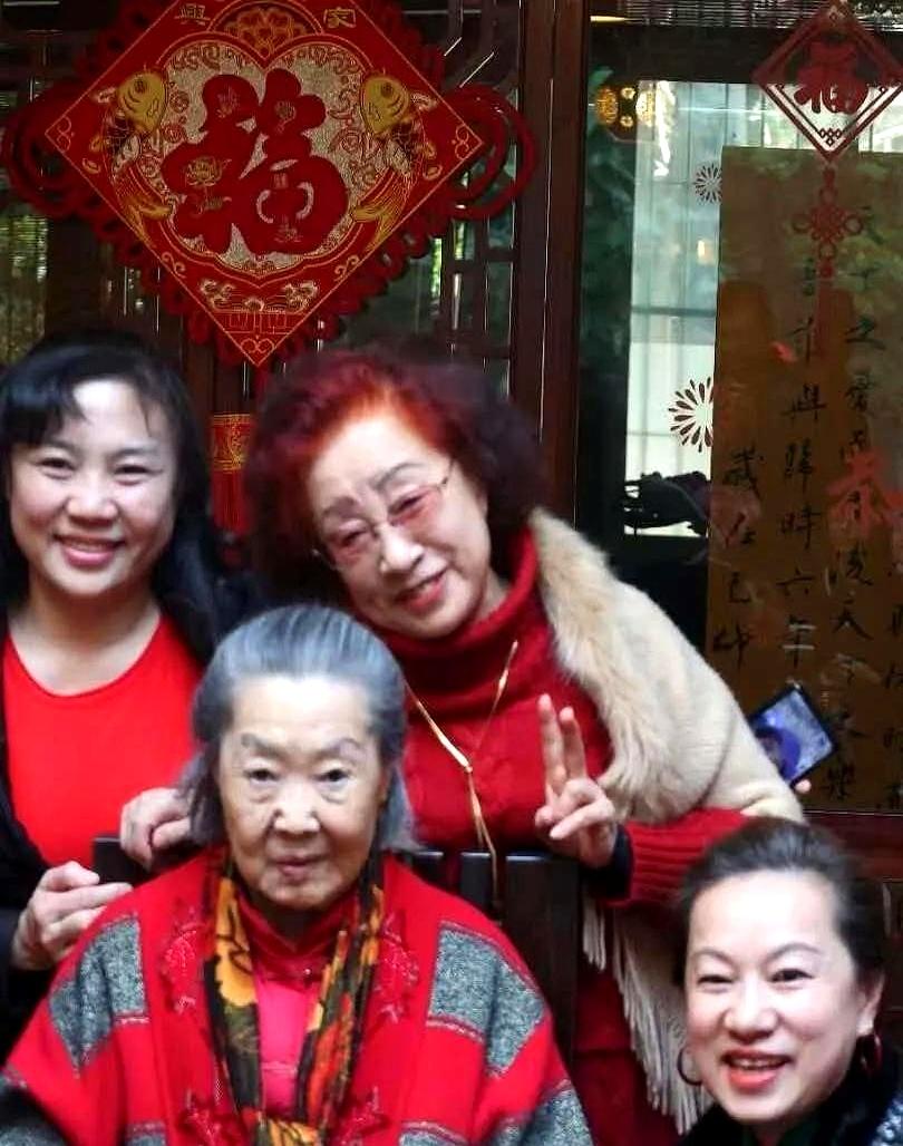 去年12月，郭兰英96岁寿辰那张画面还让不少人记得：红外套、花丝巾，身边围着亲友