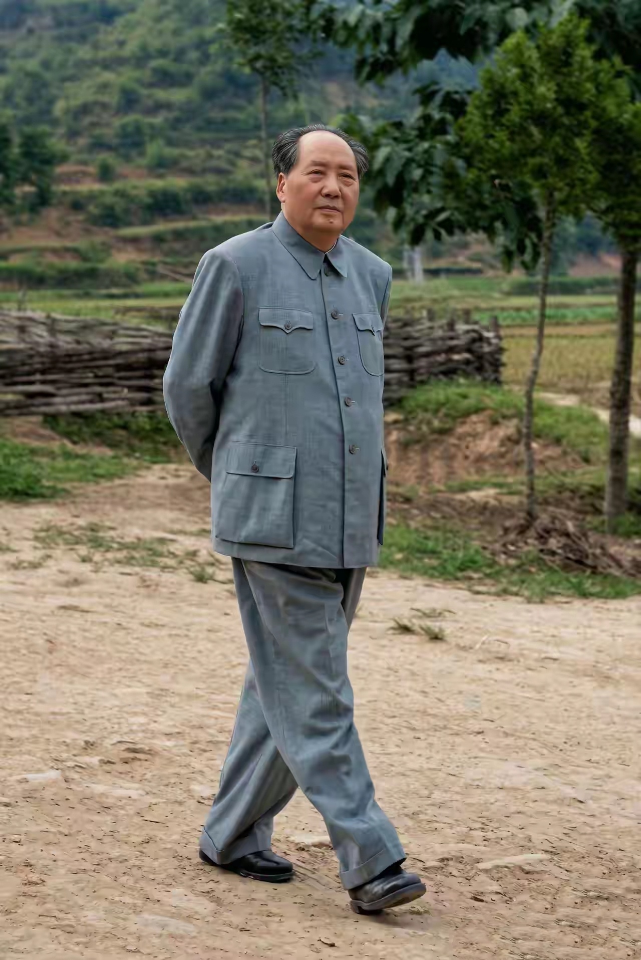 闲庭信步，但气宇轩昂，伟人风采非一般人可比