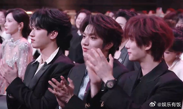 【2025微博之夜盛典】时代少年团给花海鼓掌 花海获得荣誉，台下的弟弟们为花海鼓