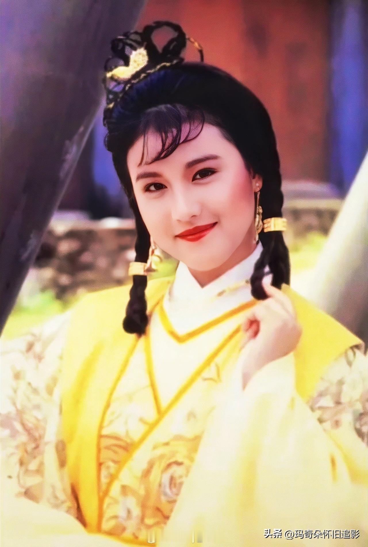 翻到周海媚早年《倚天屠龙记》杨不悔的定妆照，直接被这颜值戳中！

明黄色古装衬得