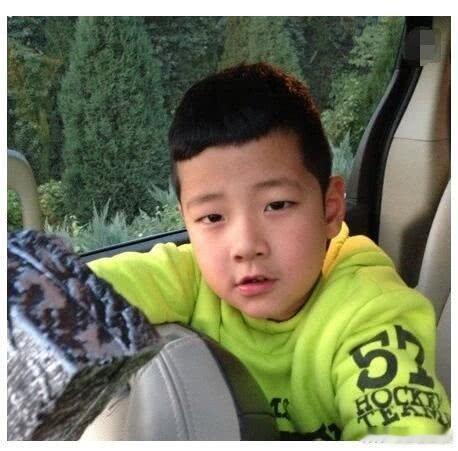 郭涛儿子石头身材19岁石头身材 石头更新动态，视频里裸上身做引体向上，核心力量肉
