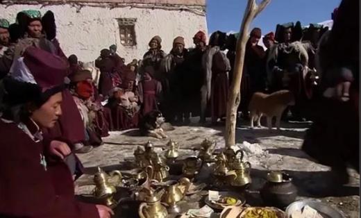 在喜玛拉雅山下，居住着一个原始部落，由三千多名卓巴族人组成，他们的性关系开放，只