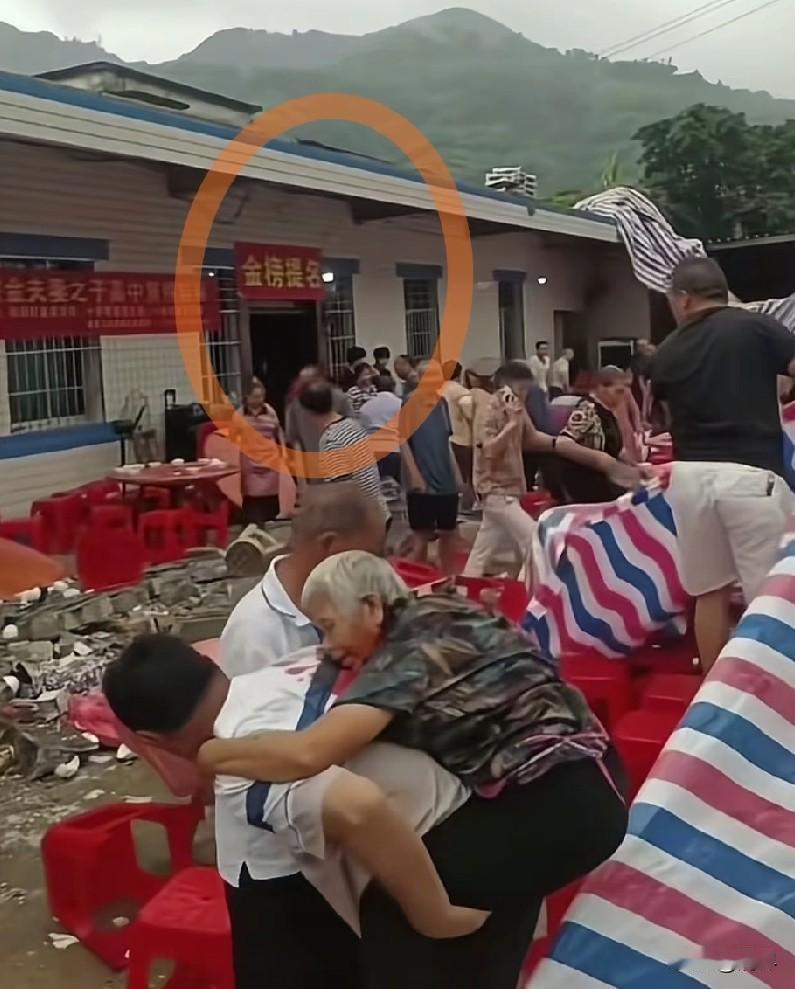 金榜“提”名都能写错，还好意思办升学宴，怎么考上大学的？害死那么多无辜的人，这学