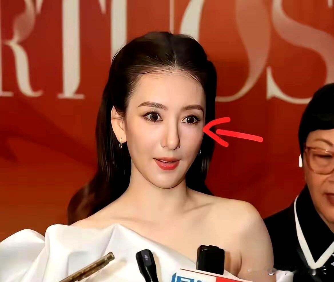 镜头靠近时，脸颊肌肉绷住，眼睛睁得发亮，抿唇笑一连串，话到嘴边又停顿几拍——在时