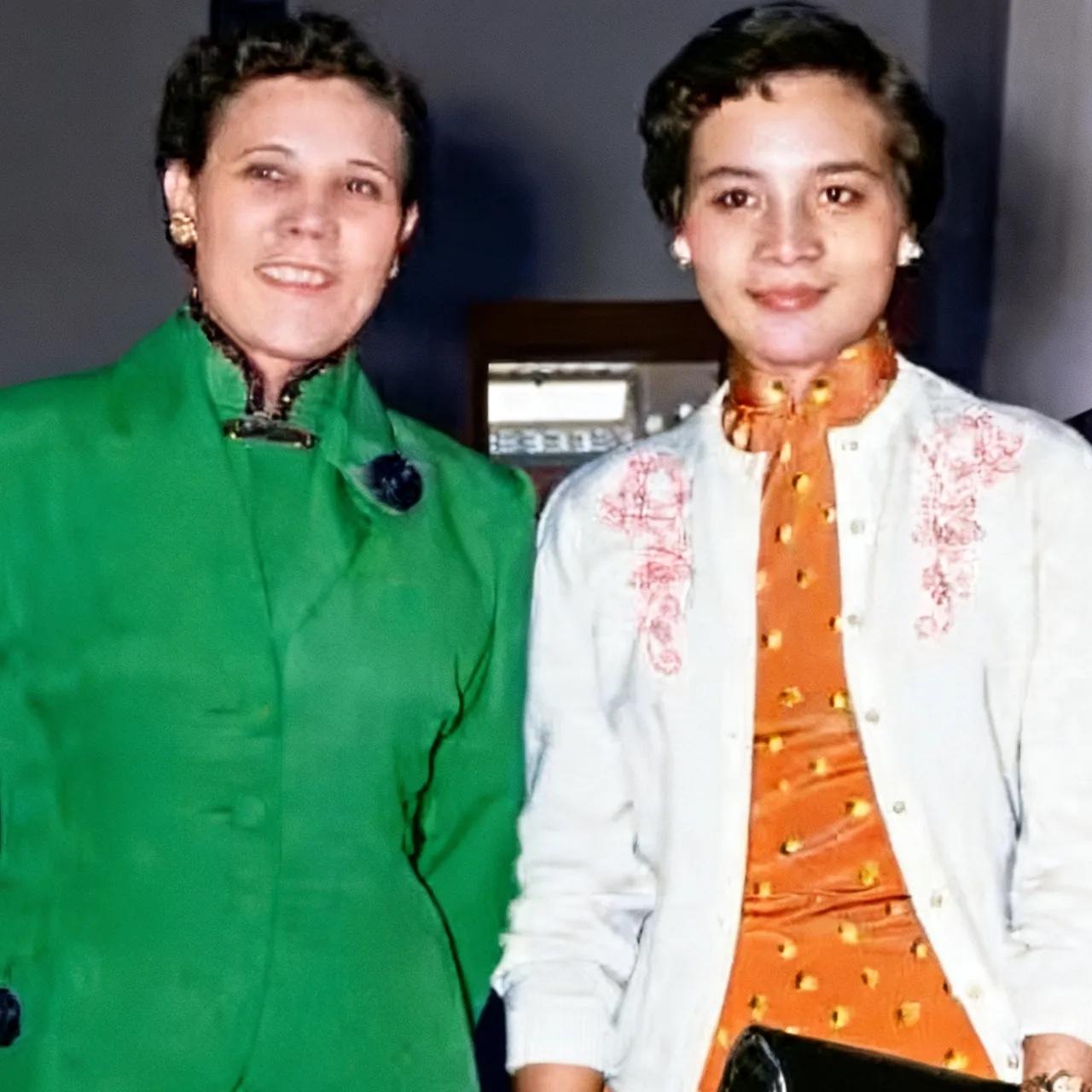 60年代，远嫁美国的蒋孝章回台探亲，与母亲蒋方良的合影，已为人妇的蒋孝章留着短发