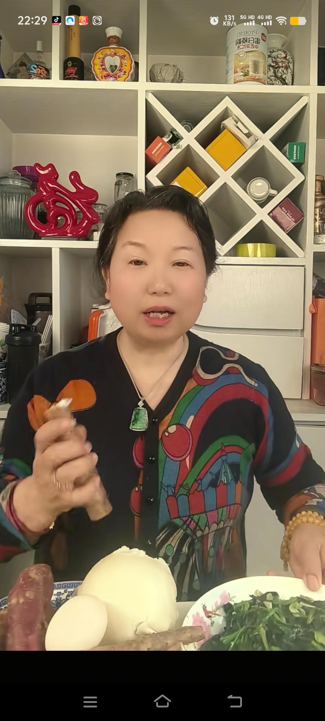 杜新枝常会拍摄一些视频给大家推荐，他自己认为较好的农副产品，比如说山药红薯等等，