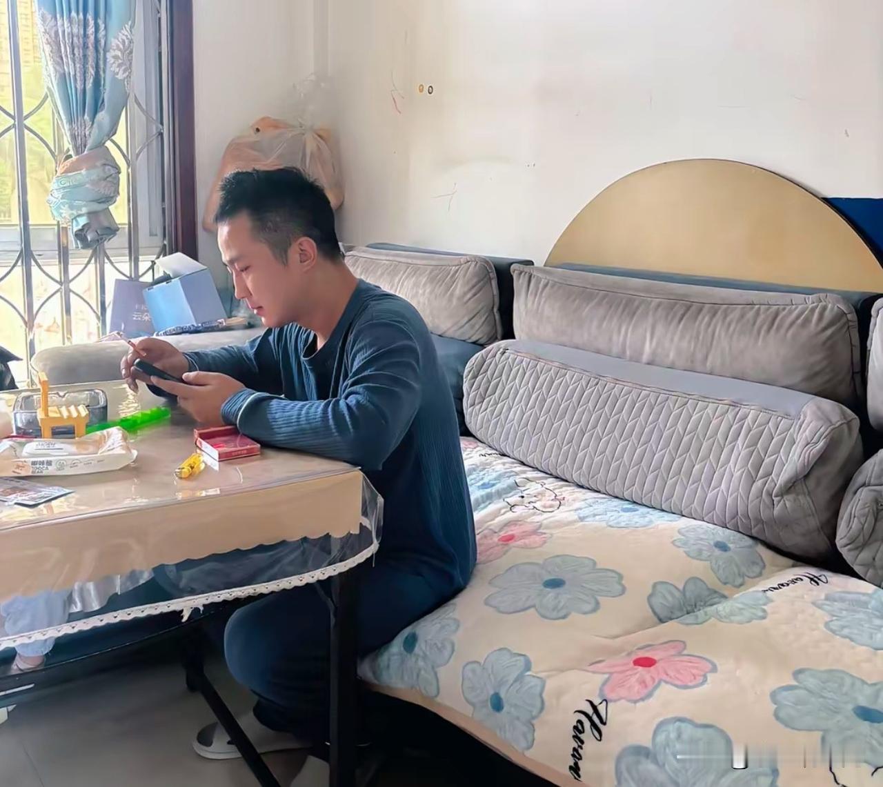 儿子今年32岁了，刚结婚成家，结果失业了。
看他捧着手机，招聘软件翻了一遍又一遍