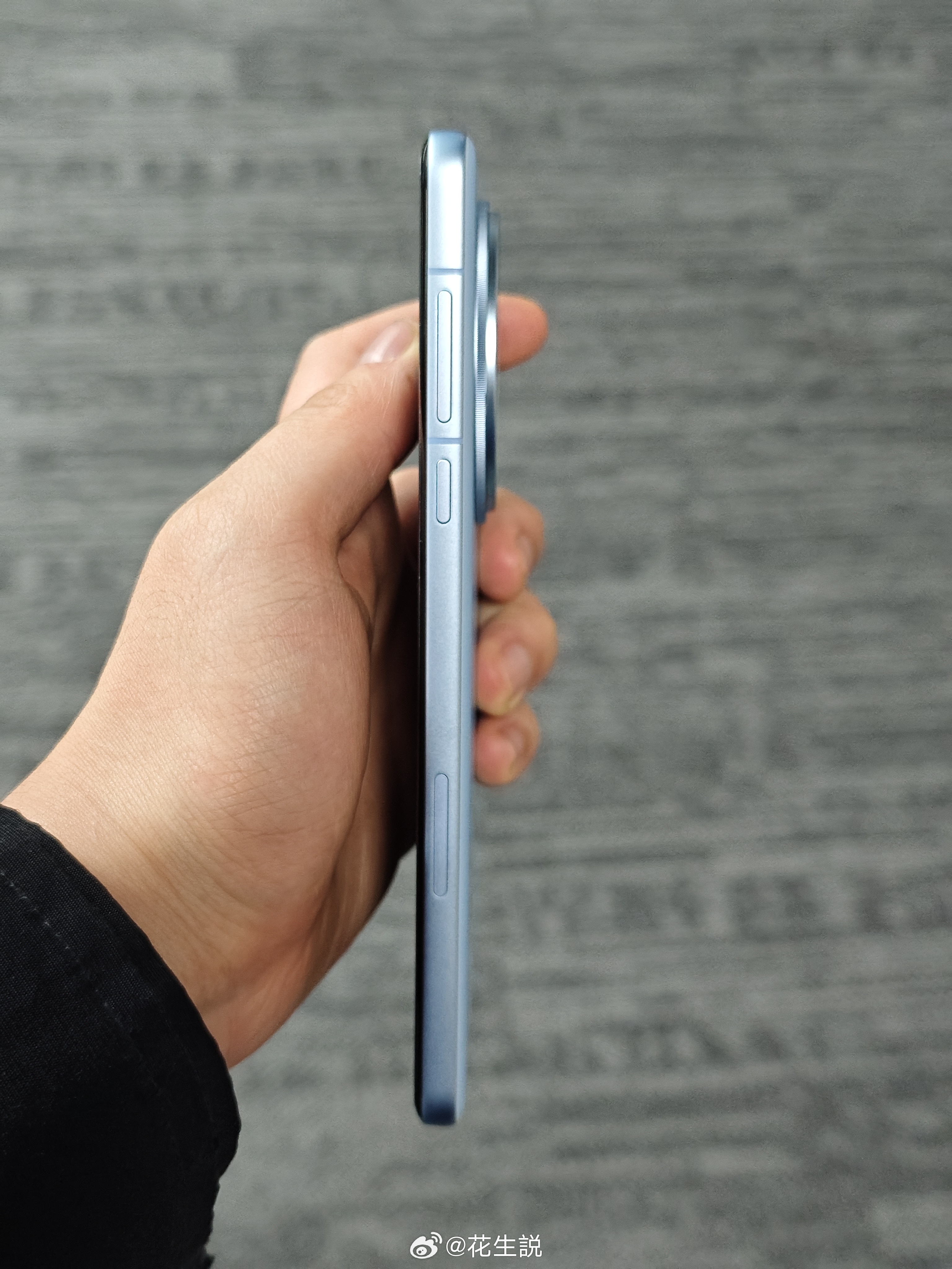 Find X8 Pro是这两年比较少见的轻薄取向的大杯，手感确实很好，这个蓝色也