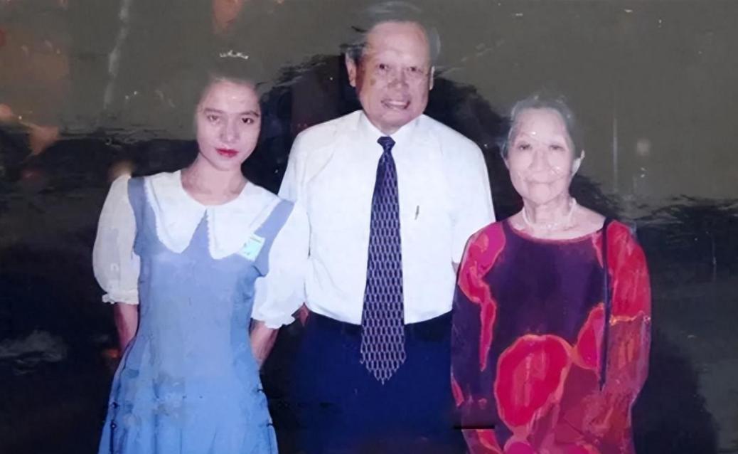 下面这张照片，是杨振宁和两任妻子的合影，大家看看翁帆当时的状态。
 
这是一张极