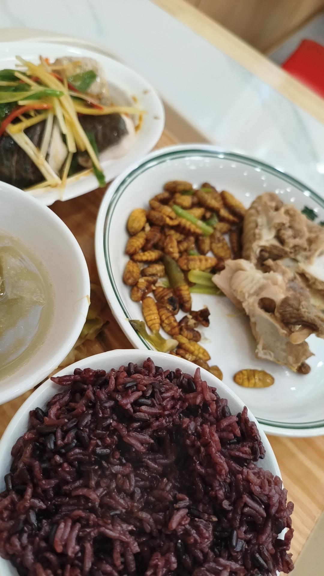 中午吃饭，吃了一份蚕蛹，味道有点臭，只此一次再也不吃。