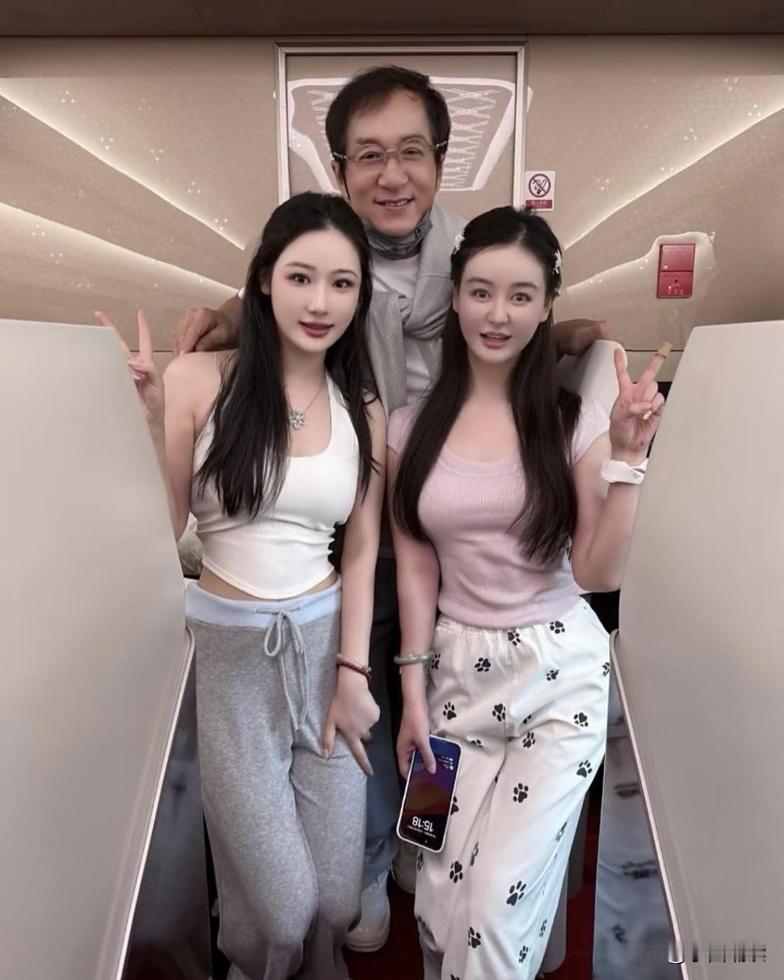 龙哥这辈子最大的优点，就是亲民，对任何粉丝都充满热情，没有一点距离感！