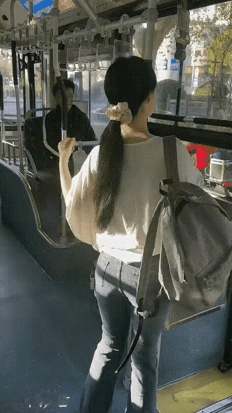 今天公交车人比平时多