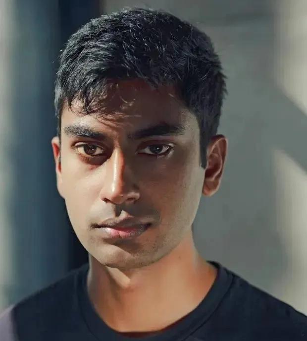 26岁的美国人苏奇尔·巴拉吉自杀身亡。这位巴拉吉是谁？他身上的显著标签，是工智能