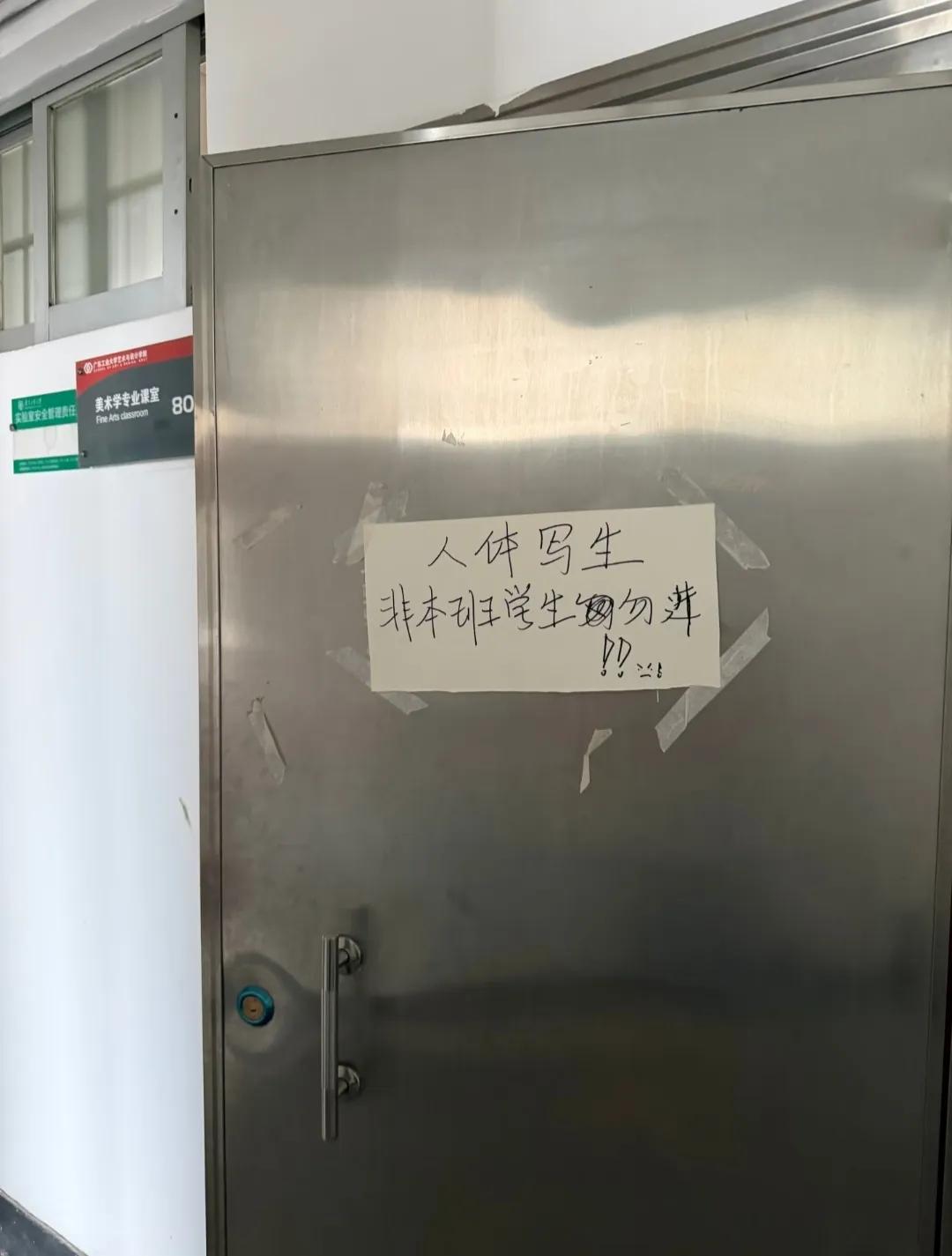 有点好奇，看熟人的不会很尴尬吗？