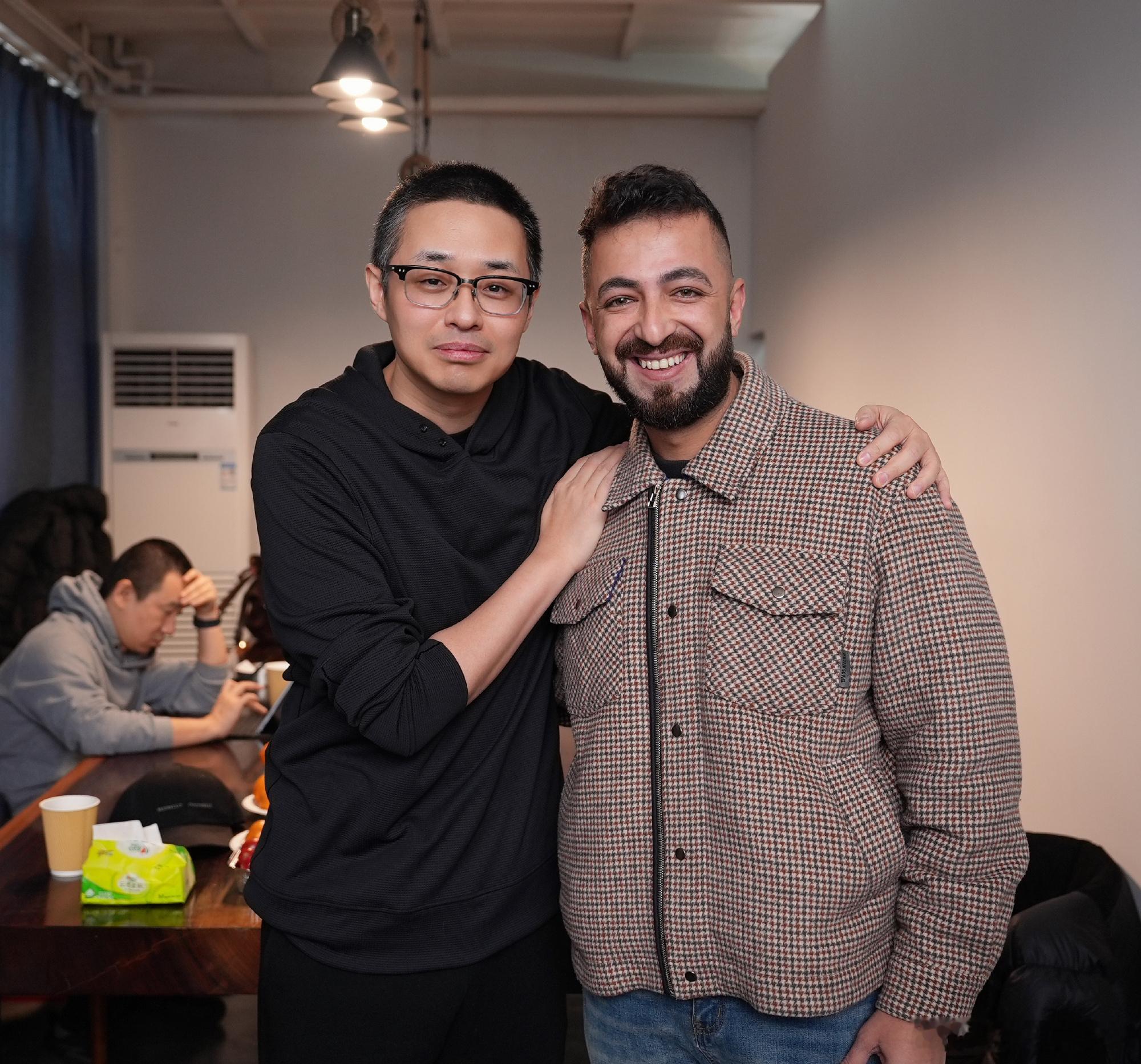 《欢迎来龙餐馆》参与者：穆小龙，埃及人，前新华社记者，后来在迪拜开了自己的公司。