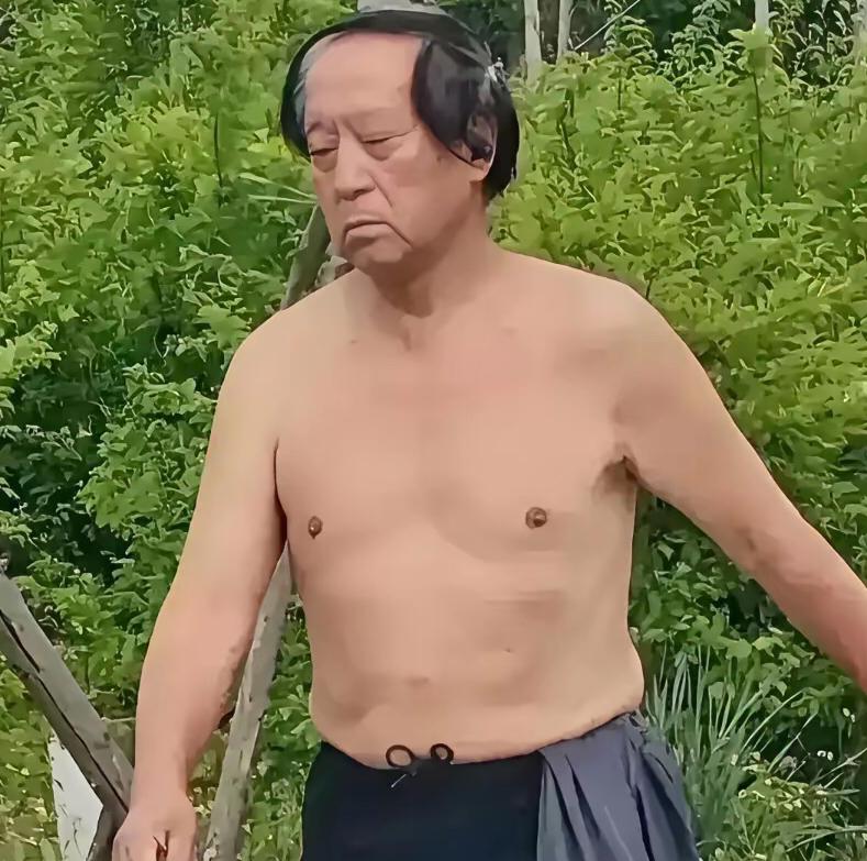 现年76岁的相声演员牛群，独居在北京昌平天通苑的一处老旧小区，日常出行衣着朴素，