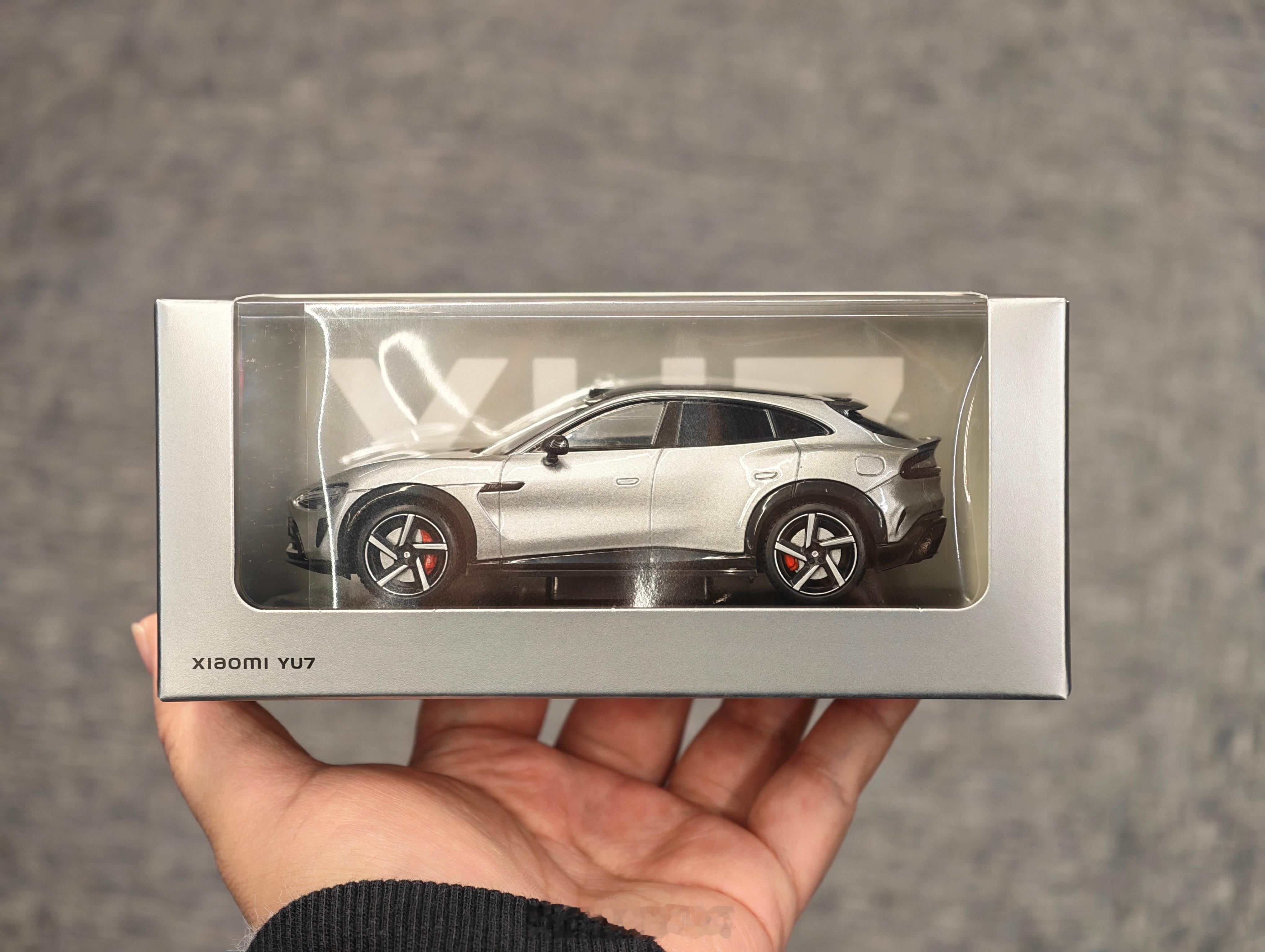 小米汽车 又找出来一个之前积分兑换的小米汽车车模，小米YU7钛金属色，1：43的