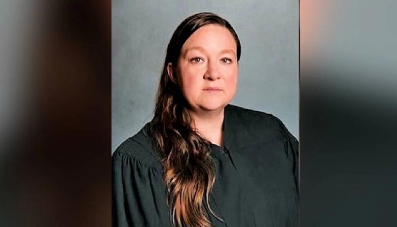 美国亚利桑那州一名女法官醉酒后在街头当众小便，被警员发现，其丈夫还在现场干预执法