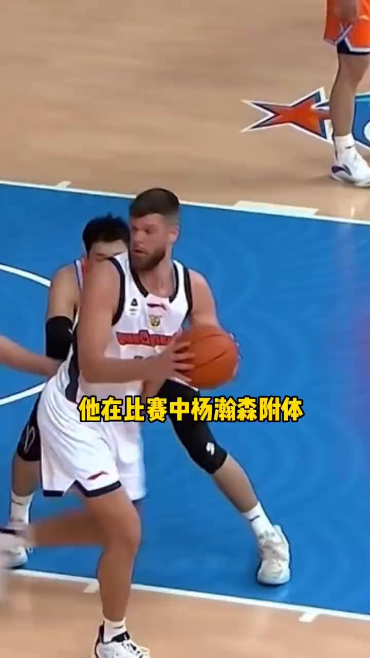 他在比赛中杨瀚森附体，拉科的脚步真的强。这样的动作是偷学杨瀚森，打得灵活，机动性