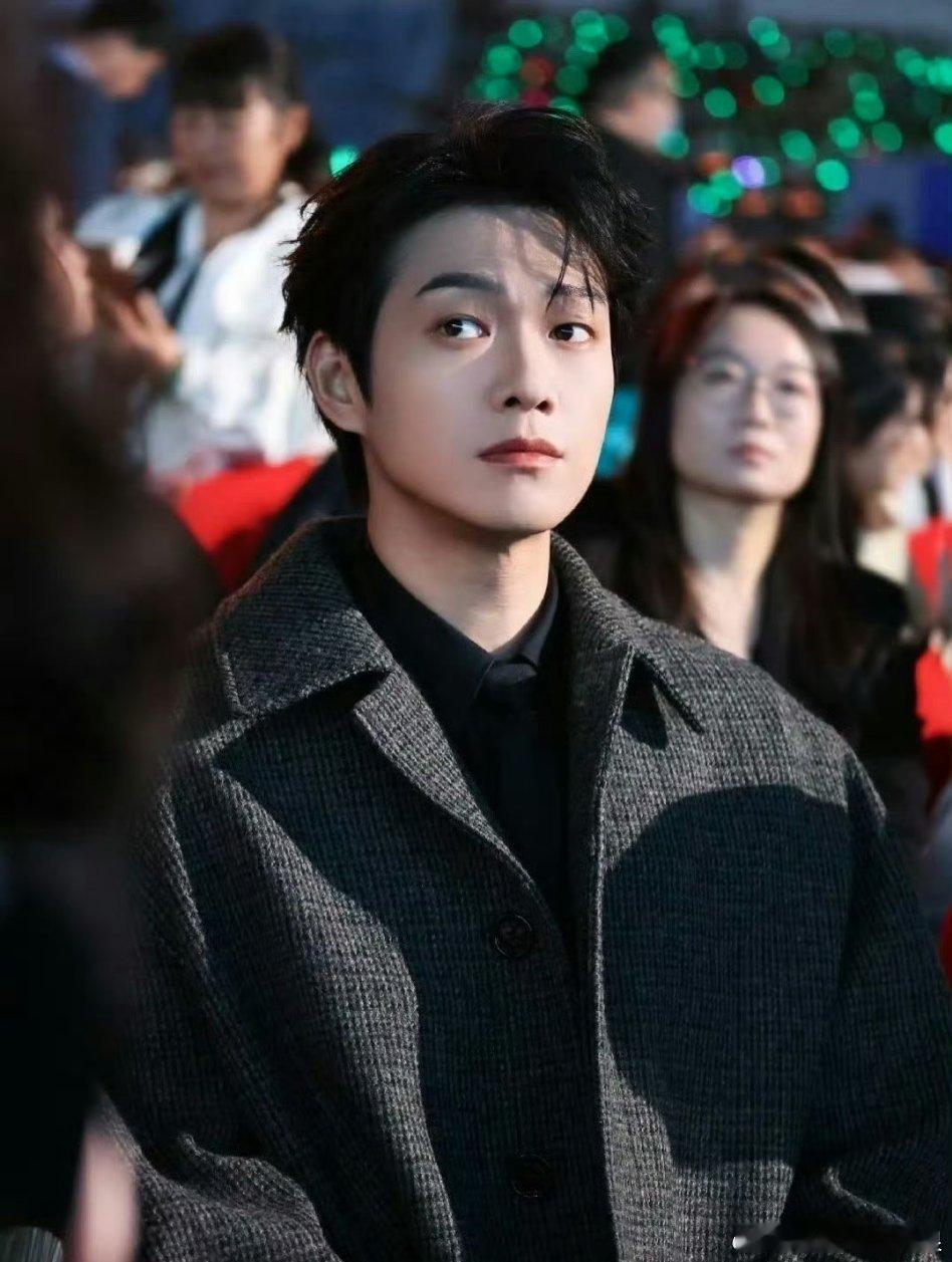 魏大勋、陈丽君、丁程鑫、叶童、罗一舟、黄明昊电影荣誉之夜内场饭拍。 ​​​