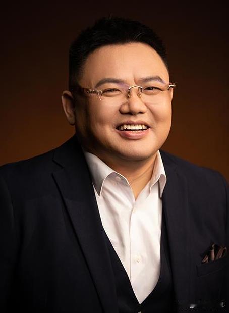 2014年，白伟民的公司倒闭，所有人都选择离开，只有一个人赖着不走，白伟民问她: