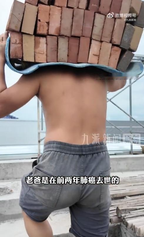 年仅十九岁的湖北小伙户丰，是全网最让人动容的寒门少年，无父无母，无依无靠。
 