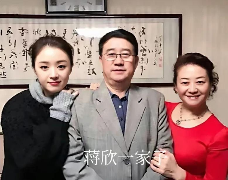 她的头骨骨相太美了，感觉比“华妃”时期还有魅力，颜值更是没话说！难得和爸爸妈妈合