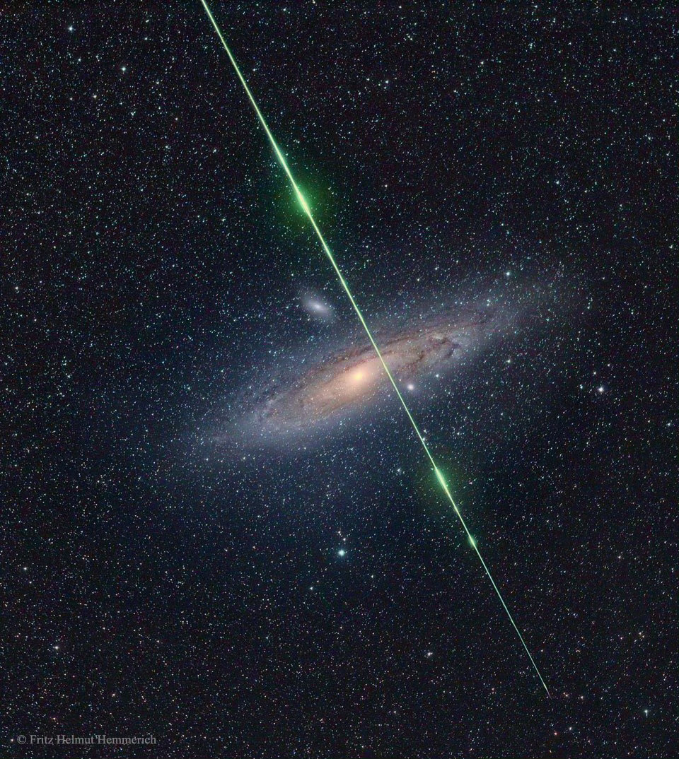 #每天一天文图# 星系前方的流星 ​​​