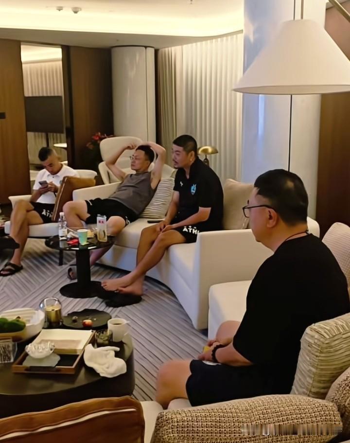 董路真是铁人一般的存在。
昨天2034杯开幕式忙一天，晚上场外指导小将们比赛，半