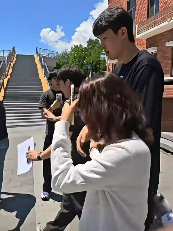 杨瀚森有点耍大牌？杨瀚森着急坐车到别一个地方去，一些球迷却非要拦着他签名合照。杨