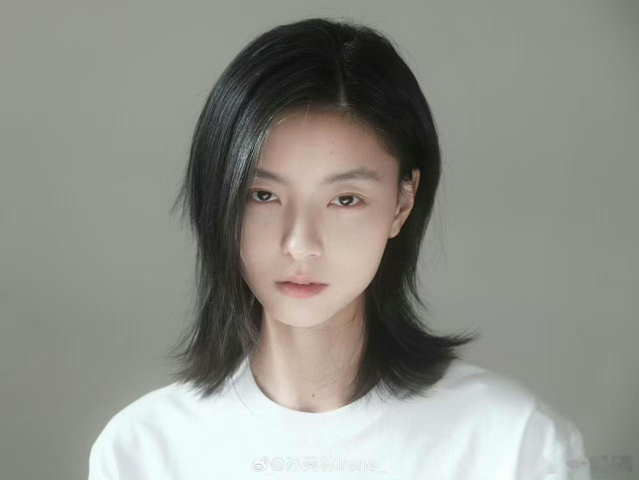 孙美林短发杀伤力 对比孙美林长短发照片反复翻看，剧中黑长直塑造高知学姐形象，线下