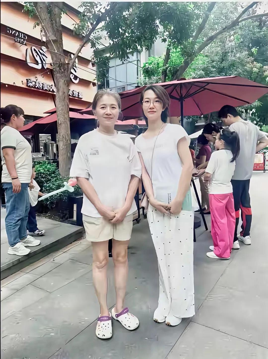 迟蓬老师的皮肤好白呀，但也不年轻了。她在《生万物》里饰演的大脚娘，皮肤黑黝黝的，