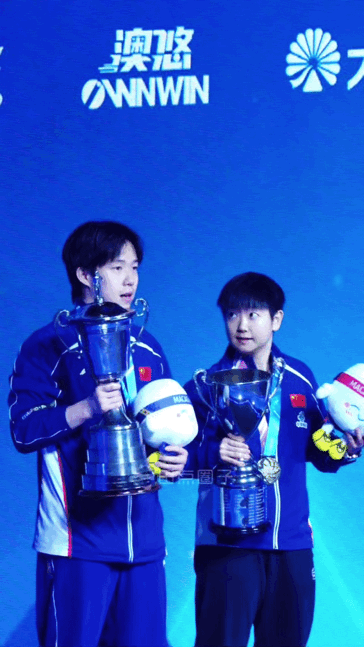 不挨白眼还真是不习惯！

话说王楚钦真的不知道女单世界杯没有帽吗？

男女冠军合