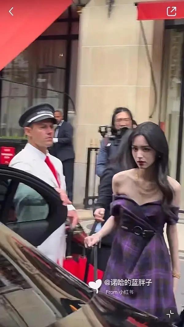 周也真的很美吖！是那种逆光也很好看的美～ ​​​