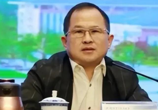 “中美关系恶化的责任不在美国，中国应该看看自己的问题！”胡伟这一句话引爆网络，广
