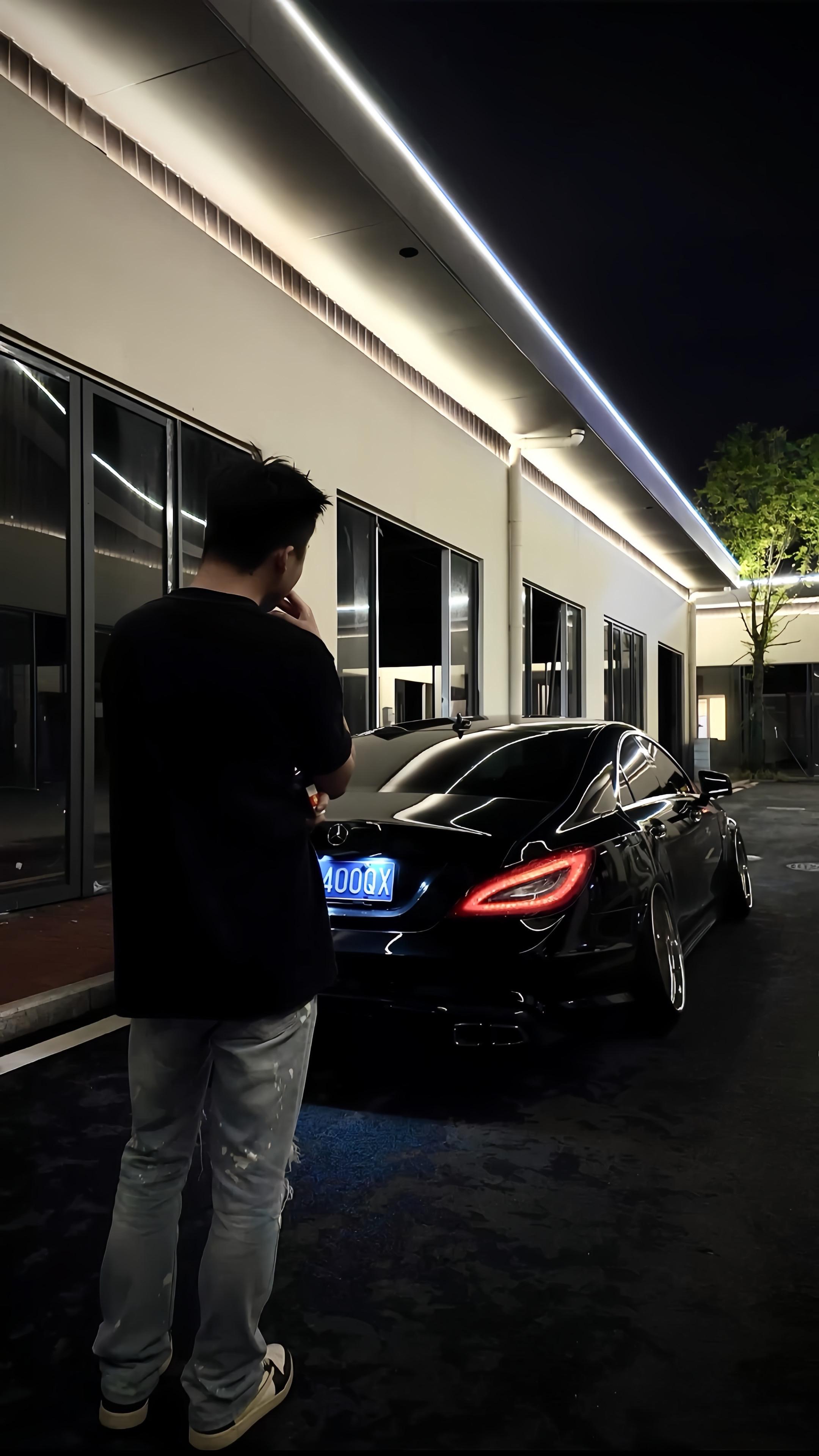 生活在催我挣钱 年龄在催我懂事 在这个不知所措的年纪 做什么都身不由己