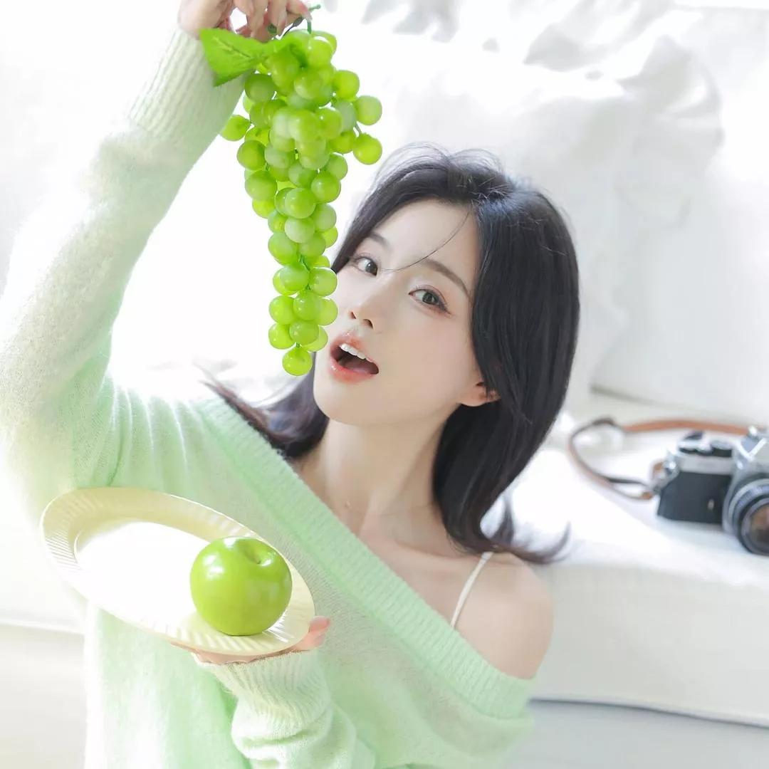 清新甜美的午后时光，绿葡萄与苹果的诱惑！🍇🍎