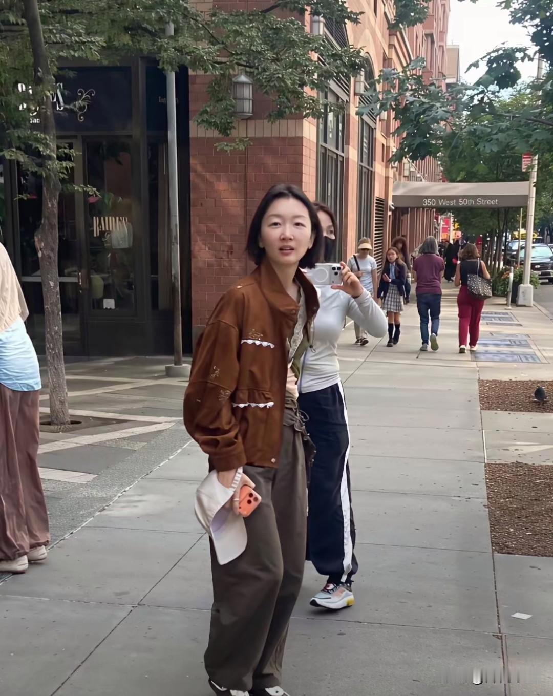 纽约街头偶遇周冬雨，素颜生图松弛感！

一身焦糖色短外套搭配阔腿休闲长裤，脚踩复
