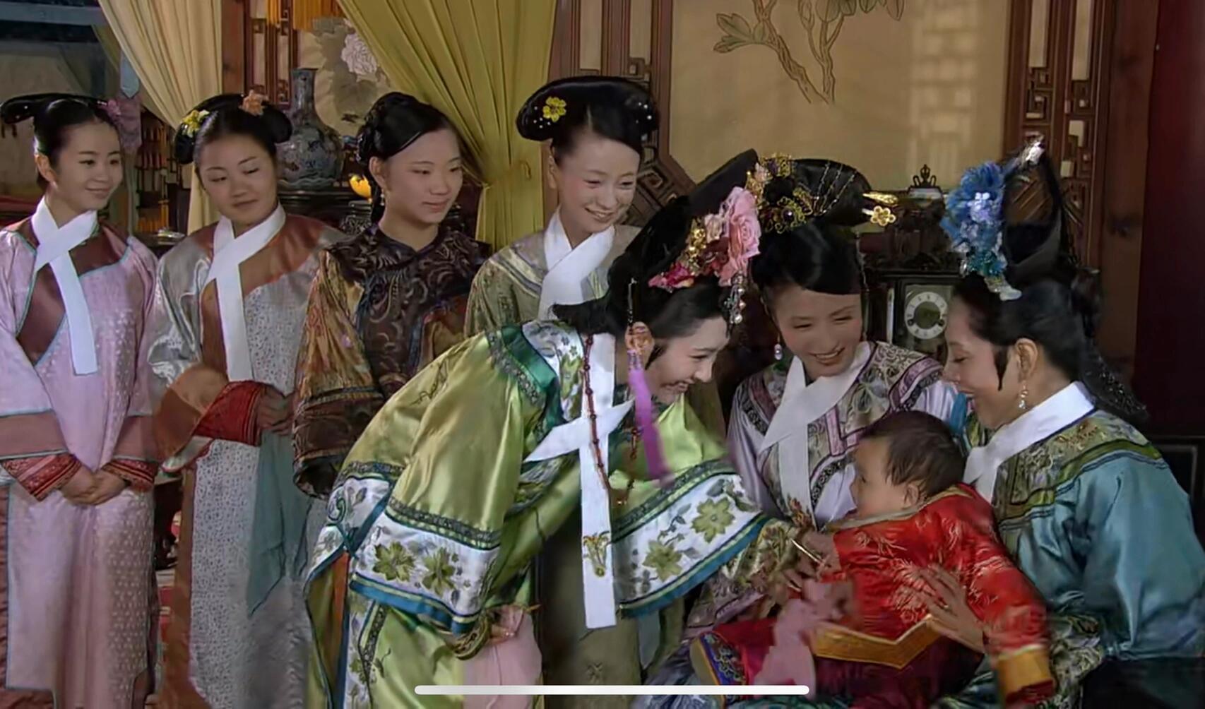 瓜六没有把对甄嬛的怨恨带到胧月大魔王身上，这也是细节吧，宫女也是真心笑对孩子，郑