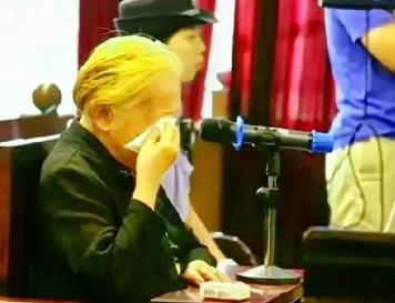 2017年，广东83岁的老太太将60粒安眠药碾碎放进儿子粥里，用勺子喂进儿子嘴中