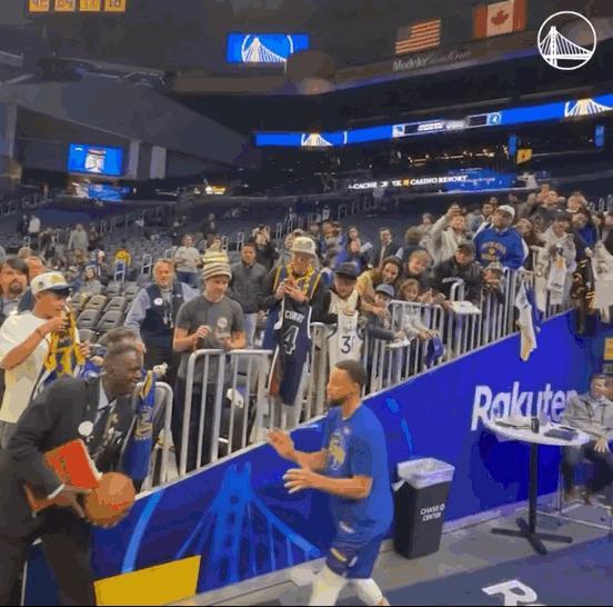 好吧，被库里装到了，你是认真的吗？

库里今天赛前在球员通道尝试远投超远三分，结